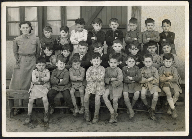 Classe de CP (Cours préparatoire) dirigée par l'institutrice Marie-Thérèse Revenu : photographie n° 9