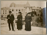 Pornic le 15 août 1916. - [Deux femmes et un homme posent pour la photo] / Louis Péneau