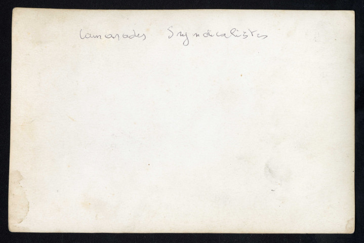 Syndicalistes porteurs de gerbes