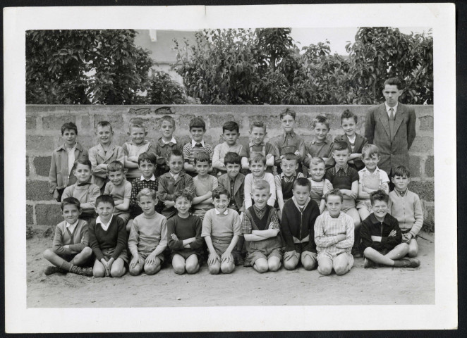 Classe de CE 2 (Cours élémentaire) dirigée par l'instituteur Monsieur Rajalu : photographie n° 7