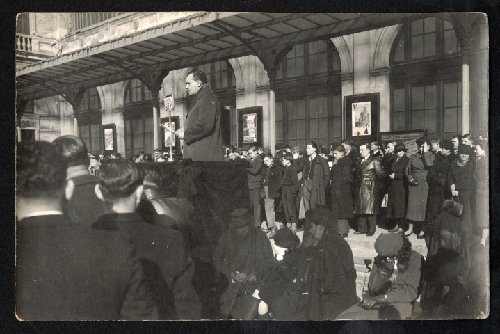 Discours d'un cadre du Parti Communiste, devant la gare