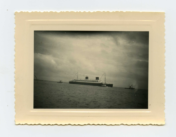 Paquebot "Liberté" en mer au large de Saint-Nazaire [au cours d'essais en mer ou de son départ pour Le Havre]