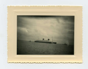 Paquebot "Liberté" en mer au large de Saint-Nazaire [au cours d'essais en mer ou de son départ pour Le Havre]