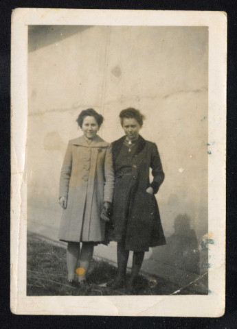 Léa Vince (1924-2010) (à gauche), accompagnée de sa belle-soeur Isabelle, réfugiées au Dresny à Plessé