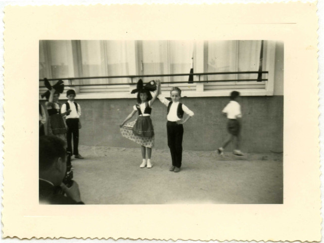 Jacques Lhéritier et ses camarades déguisés pour la kermesse