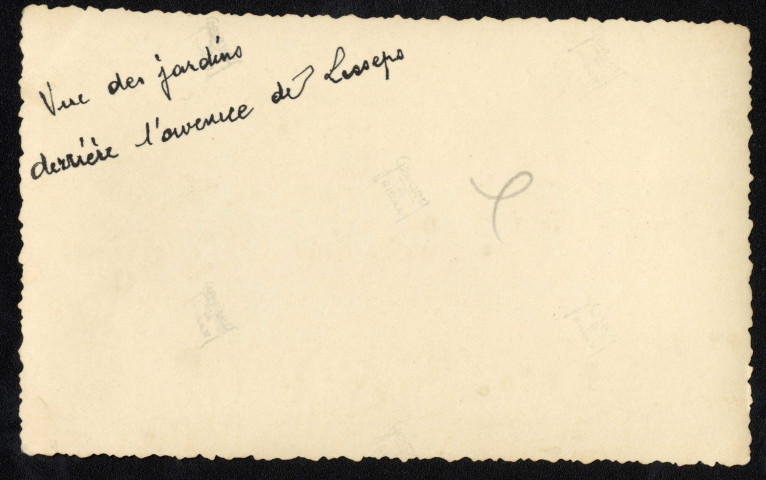 Vue des jardins derrière l'avenue de Lesseps
