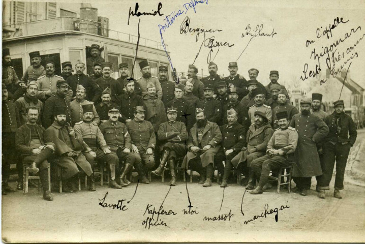 Groupe de soldats posant avec leur officier supérieur, dont Antoine Depuntis. - [1916-1919]