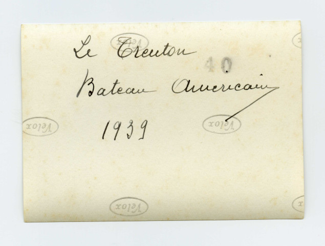 Le croiseur américain USS Trenton sur un quai du port à Saint-Nazaire