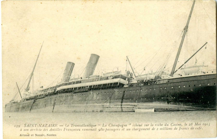 Saint-Nazaire. - Le Transatlantique "La Champagne" échoué sur la roche du Casino, le 28 Mai 1915 à son arrivée des Antilles Françaises, ramenait 980 passagers et un chargement de 2 millions de francs de café. (N°139)
