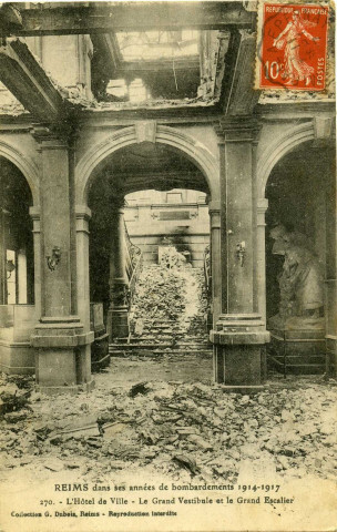 Reims dans ses années de bombardements 1914-1917 : L'Hôtel de Ville le Grand Vestibule et le Grand Escalier. Collection G. Dubois. (N°270)
