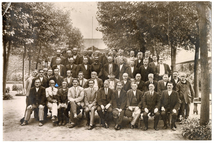 Employés et dirigeants [des Forges de l'Ouest] : photographie.