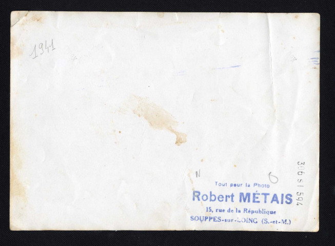 Scène de loisirs : Robert Pesneau, deuxième à partir de la gauche, sur une plage de Saint-Nazaire, avec un groupe d'amis. Au premier plan, les barbelés sur la plage.