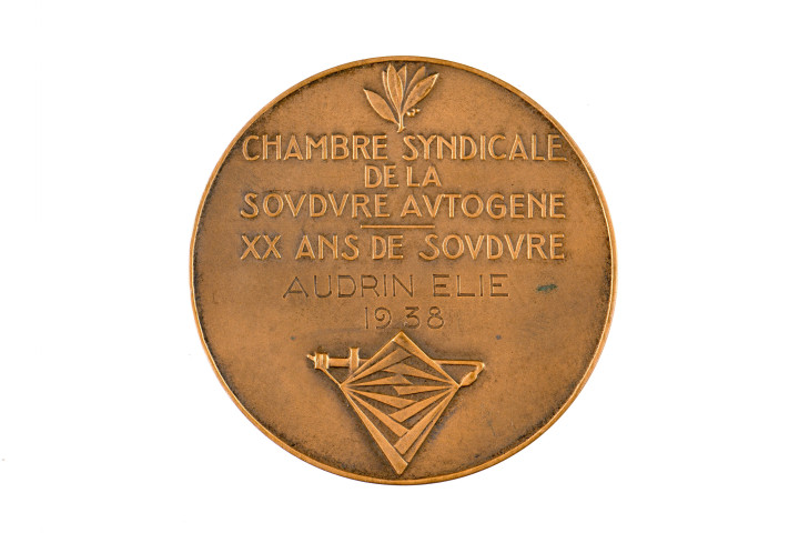 Deux médailles de la SAF : une médaille personnelle au nom d'Audrin Elie pour ses 20 ans de soudure (1938) et une pour le quarantième anniversaire de la SAF, (1949).