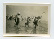 Baignade familiale près d'une pêcherie à Saint-Nazaire.