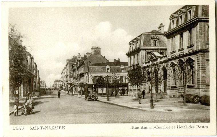 Saint-Nazaire. - Rue Amiral-Courbet et Hôtel des Postes (N°70)