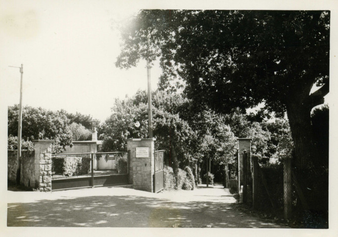 [Entrée du] Chateau de Porcé / [Ville de Saint-Nazaire], [vers 1950].