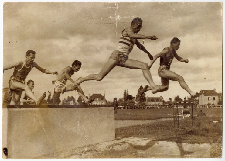 Course d'athlétisme, passage de haies, 1948 - Collection famille Guyodo - Archives de Saint-Nazaire, 118NUM