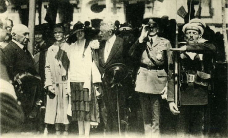 De gauche à droite, Monsieur Leygues, Ministre de la Marine, Mrs Gertrude Vanderbilt Whitney, Mr Myron Herrick, ambassadeur des Etats-Unis et le Général Pershing, commandant en chef de l’American Expeditionnary Force durant la Première Guerre mondiale. (Archives municipales de Saint-Nazaire)