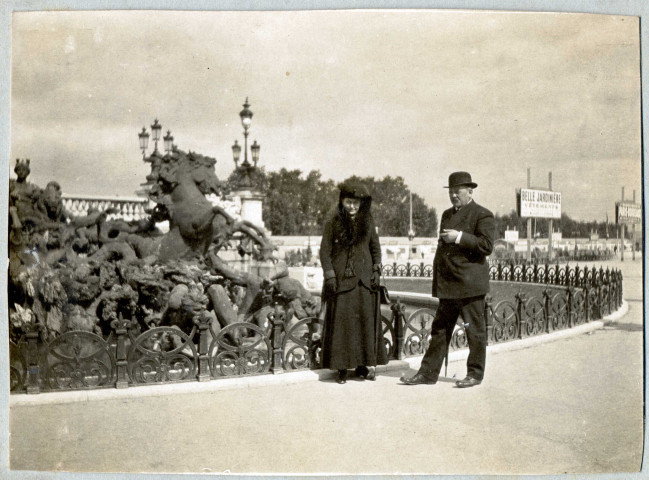 Bordeaux le 21 septembre 1916. - [Un homme et une femme devant les statues ornant la fontaine du monument aux Girondins] / Louis Péneau