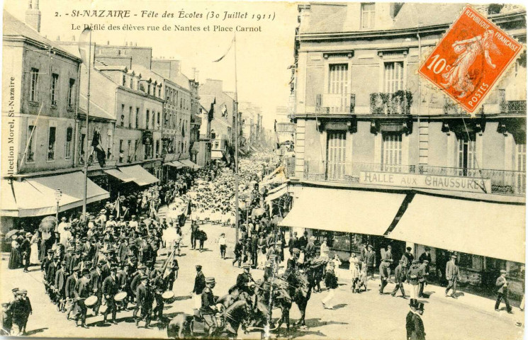 Saint-Nazaire. - Fêtes des Ecoles (30 Juillet 1911) - Le Défilé des élèves rue de Nantes et Place Carnot (N°2)
