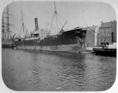 Le navire avarié le "Phryné" au Havre, juillet 1913 [ : vue sur le navire à quai] / Louis Péneau