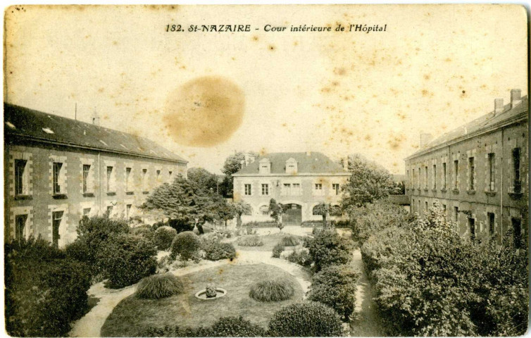 Saint-Nazaire. - Cour intérieure de l'Hôpital (N°182)