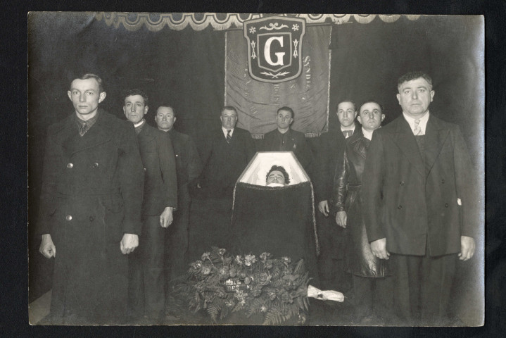 Gaston Georges veillé par ses collègues syndicalistes