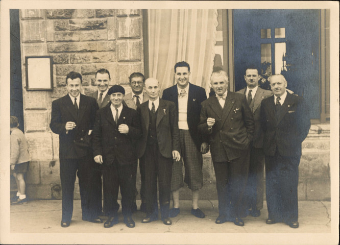 Repas du Vélo Club Nazairien : photographies de groupe devant un restaurant au Croisic.
Sur la photo 133NUM/4, on reconnaît M. Chaillot et M. Hauton en partant de la droite.Au fond à droite, il s'agirait de M. Larousse, bijoutier à Saint-Nazaire.