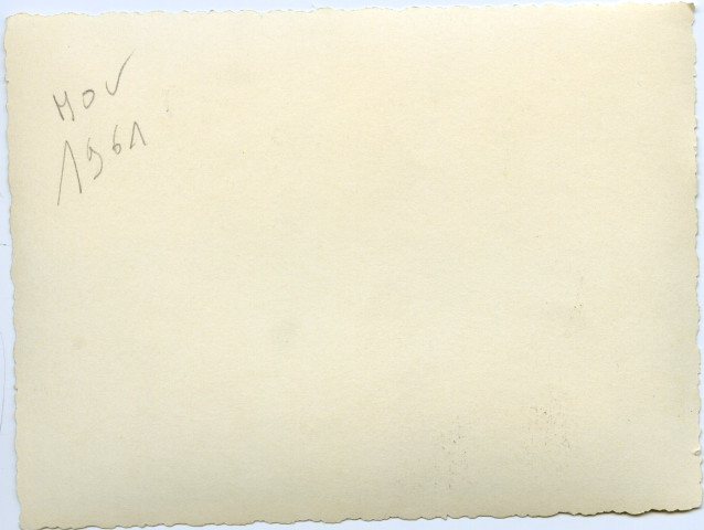 Paquebot France en mer avec une foule de personnes au premier plan sur la plage.