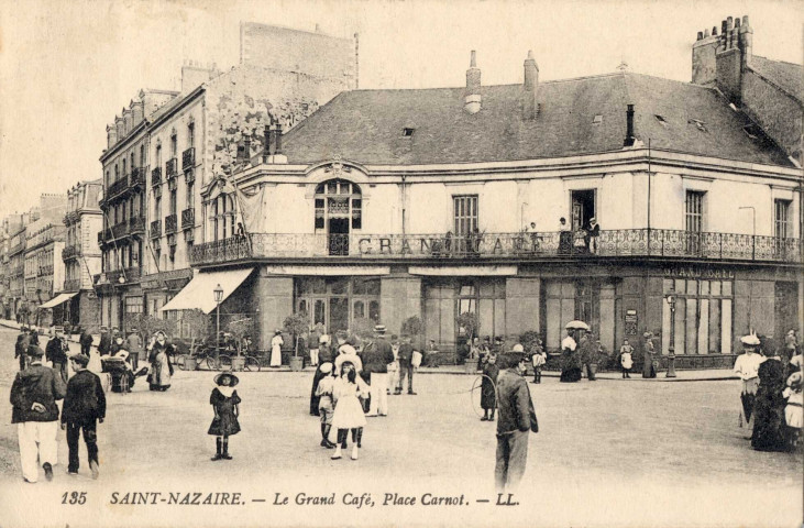 Saint-Nazaire. - Le Grand Café place Carnot / LL. (N°135)