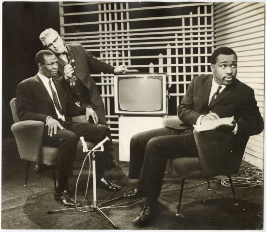 Souleymane Diallo, au centre, participe à un enregistrement sur un plateau de télévision ou de radio