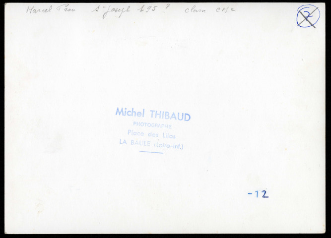 Classe de CM2, monsieur Prou, chargé de la classe, est à droite : photographie n°12