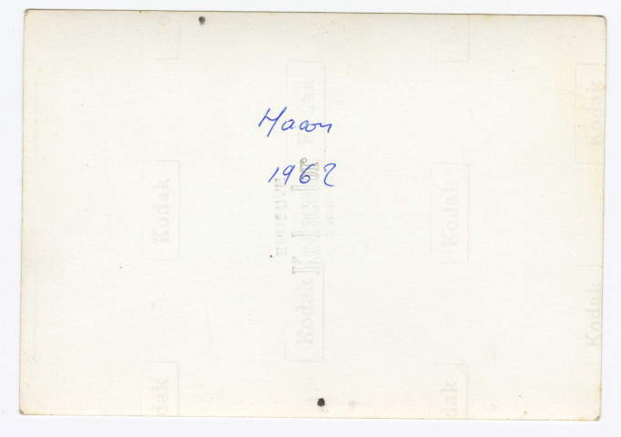 Chantal Le Mercier (SNOS gymnastique) portant le drapeau, à 17 ans, entourée d'autres gymnastes féminines, lors d'une rencontre à Mâcon (recto-verso).