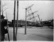 Le trois-mâts Duguay-Trouin après l'incendie 25 juillet 1916. - [Le quai et le navire penché dans le bassin] / Louis Péneau.