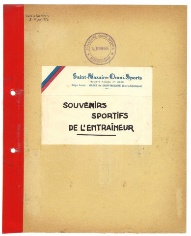 Cahier réalisé par Benjamin Ogé, rassemblant des photographies, documents et coupures de presse, concernant sa carrière d'athlète et d'entraîneur à Saint-Nazaire, intitulé "Souvenirs sportifs de l'entraîneur".