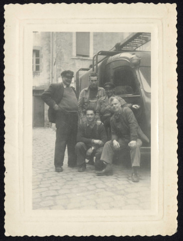 Société EDF (Électricité de France) : une équipe de salariés devant le fourgon Renault de l'entreprise.