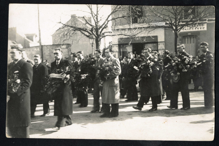 Syndicalistes porteurs de gerbes