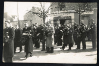 Syndicalistes porteurs de gerbes