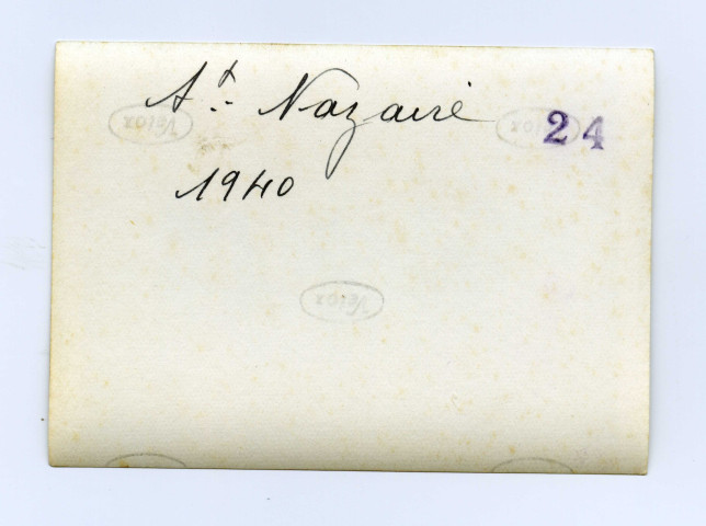 Baignade familiale près d'une pêcherie à Saint-Nazaire.