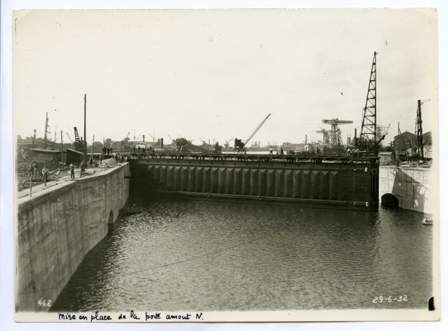 Mise en place de la porte amont nord, 29 juin 1932