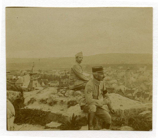 [Marcel Hauton (au second plan) et un soldat assis sur une falaise surplombant un village]. - Château-Thierry, 23 septembre 1917