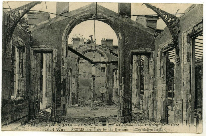 Guerre de 1914 - SENLIS incendiée par les Allemands - Intérieur de la Gare. 1914 War - SENLIS incendiary by the Germans - The station inside (N°15)