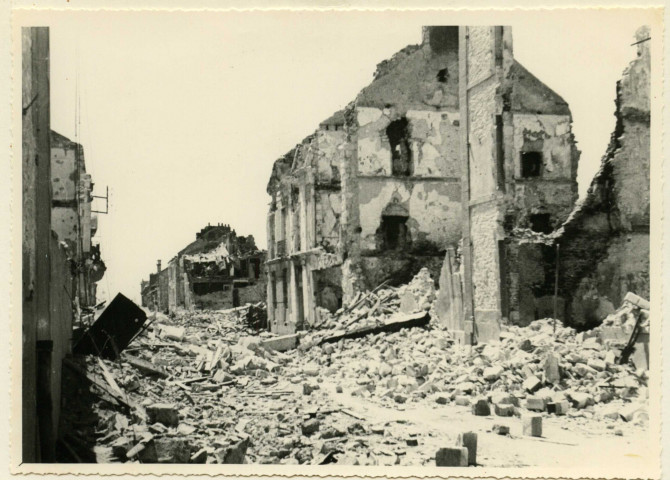 Rue Fernand Gasnier après les bombardements.- [Saint-Nazaire], [vers 1945].