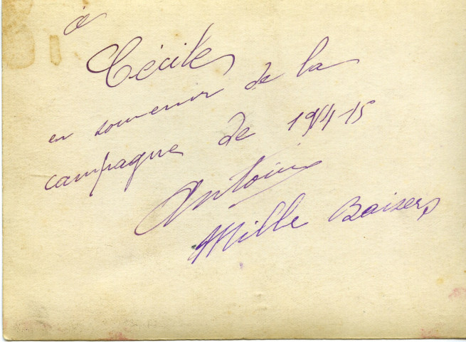 Soldats adossés à des camions posant près d'une petite fille dont Antoine Depuntis posant sur un vélo. - [1914-1915]