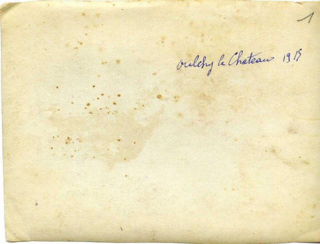 Petit groupe de soldats dont Antoine Depuntis installés sur une grande pierre. - Oulchy le Château (1915)