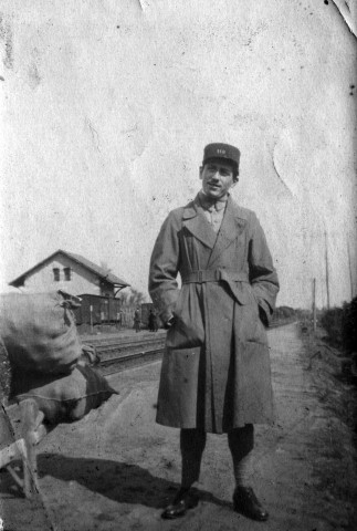 [Jeune homme en uniforme sur le quai d'une gare] / Louis Péneau