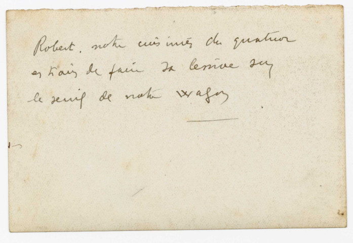 Un homme assis fait sa lessive sur le seuil du wagon.