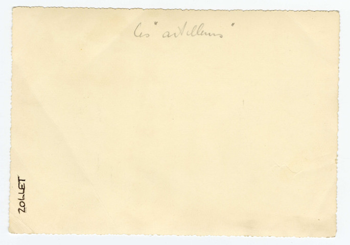 Amicale des Artilleurs : photographie de groupe devant le café des Filets bleus