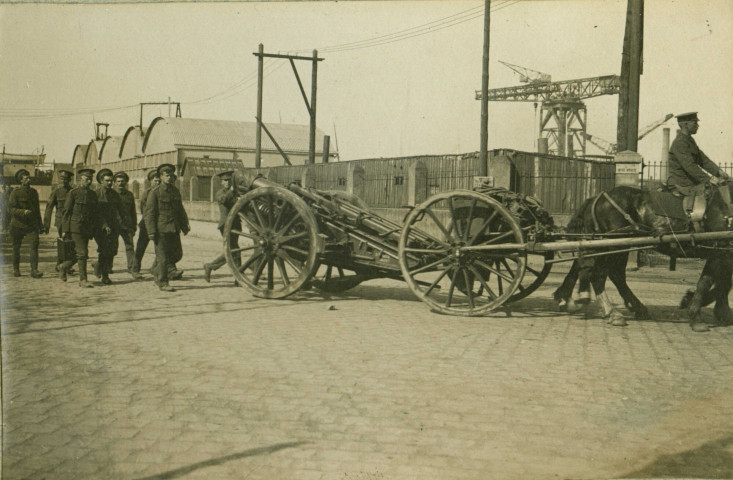 Artillerie anglaise [gros plan sur la charrette transportant l'artillerie, suivie des hommes de troupe] / Chambre de Commerce de Saint-Nazaire.- [Saint-Nazaire], [1917].