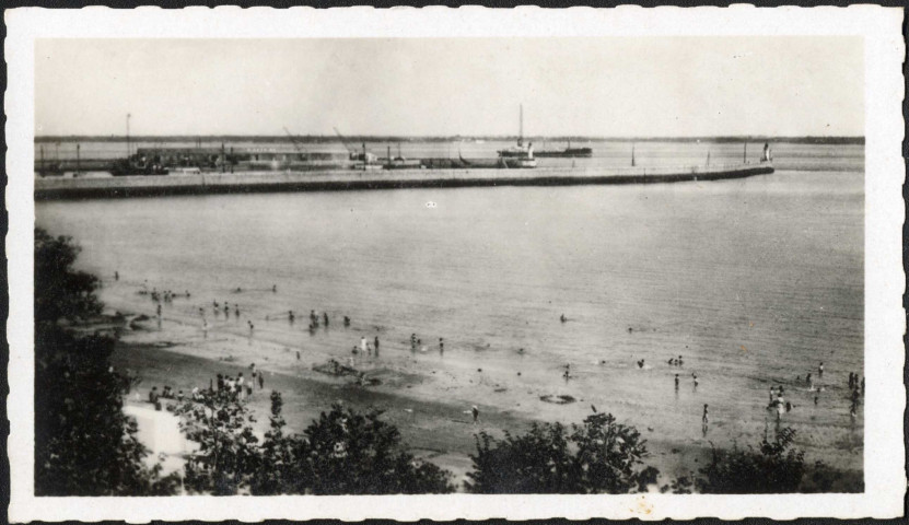 Vues de la ville autour des années 1925 à 1940 : la plage, les bassins, l'entrée des bassins, la vieille entrée, le vieux Saint-Nazaire, le monument américain, le boulevard de l'Océan, le monument aux Morts 1914-1918, la place Carnot.